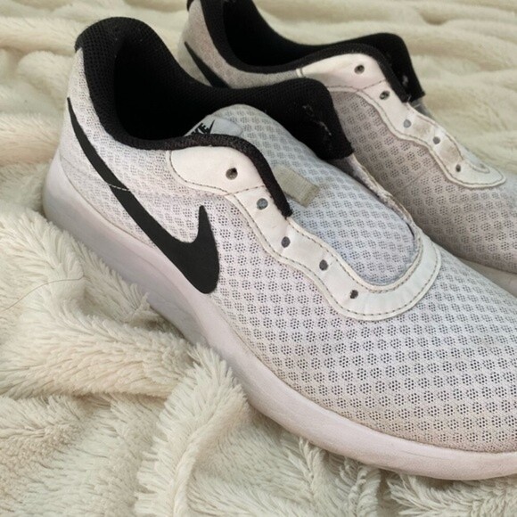 Nike Roshe One sneakers size 7.5 white black athletic shoes - Picture 2 of 7